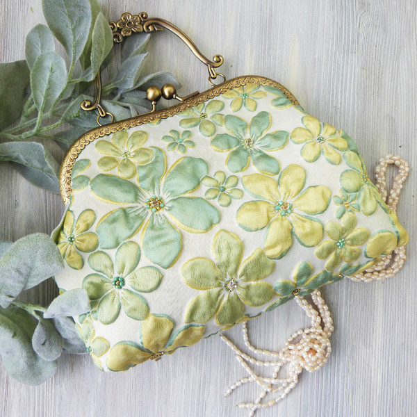 ivory beaded purse.jpg