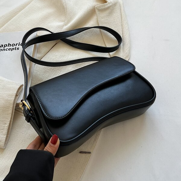 MINIMALIST SHOULDER BAG WITH FLAP - Black
