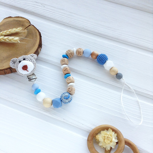 Personalised wood pacifier clip with name for boy crochet bear, dummy clip bear, Schnullerkette mit Namen, Schnullerband4.JPG