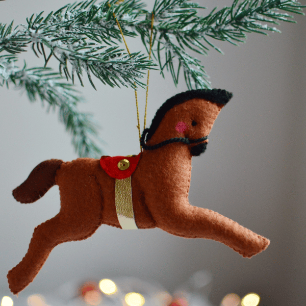 horse-Christmas-ornament-pattern