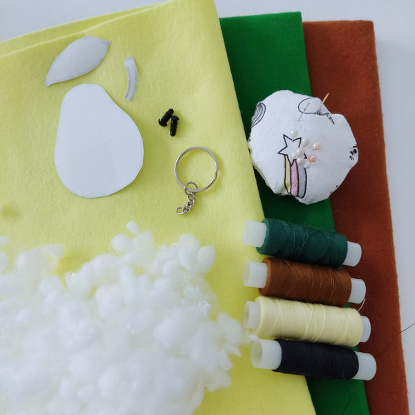 DIY Pear Felt Toy Keychain A Step-by-Step Tutorial for Beginners.png