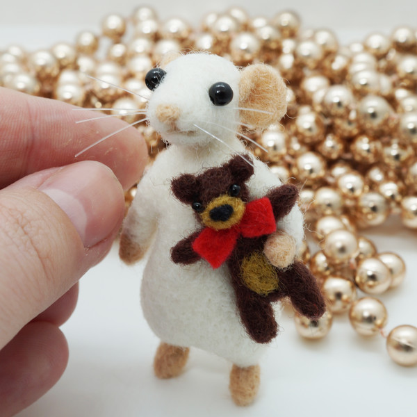 miniature-needle-felted-mouse-figurine