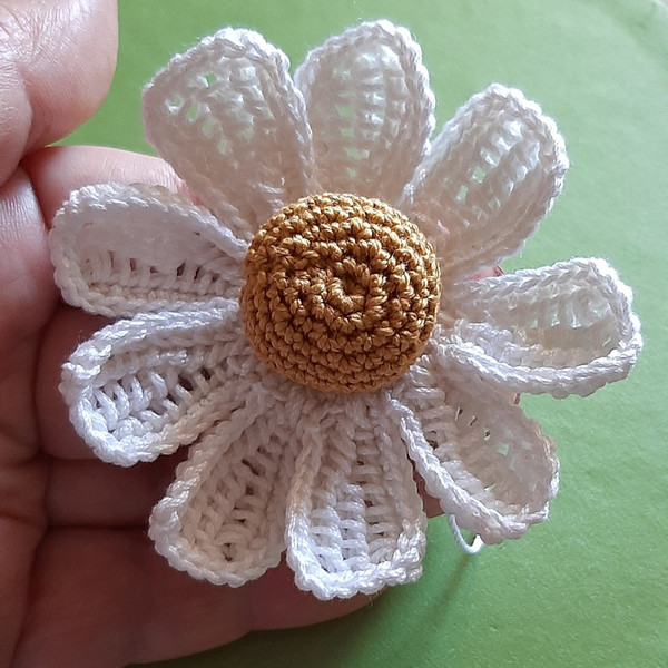 Free Daisy Crochet Pattern  Crochet flower tutorial, Crochet