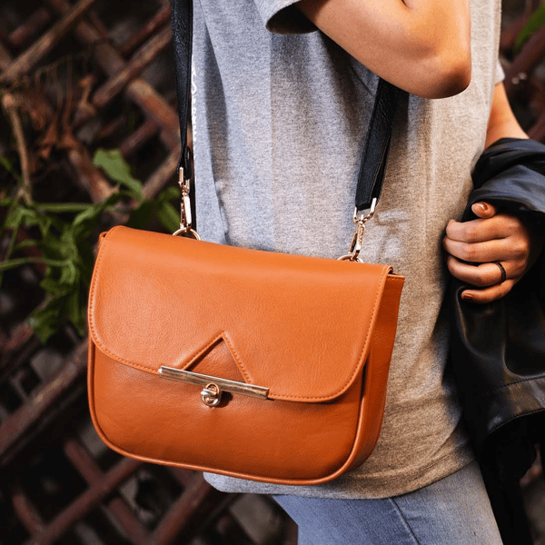 BROWN-BAGUETTE-BELT-BAG-04.jpg