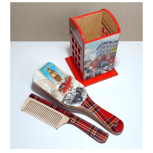A set of wood in British design . Holder stylized as a red telephone booth . Combs with a pattern of England  (5).jpg