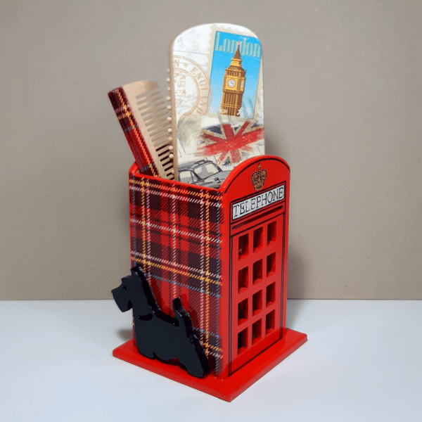 A set of wood in British design . Holder stylized as a red telephone booth . Combs with a pattern of England  (12).jpg