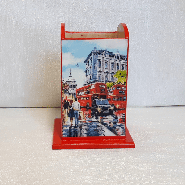 A set of wood in British design . Holder stylized as a red telephone booth . Combs with a pattern of England  (6).jpg