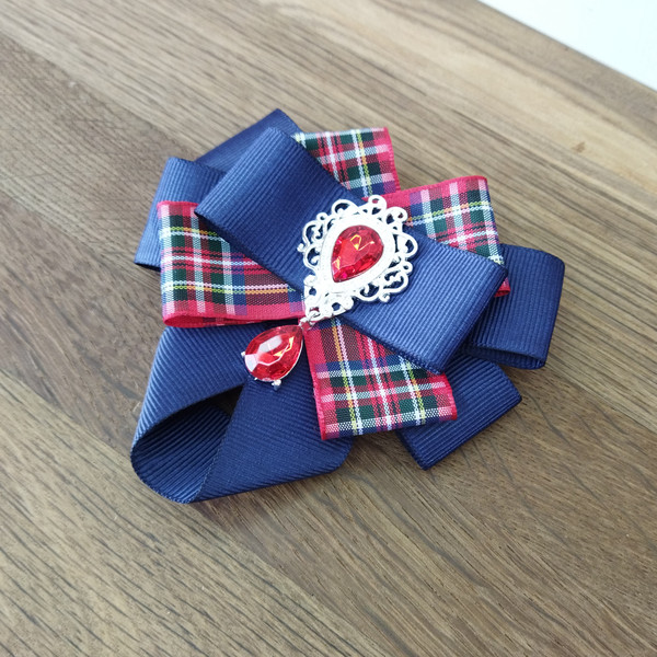 Blue_red_collar_bow_brooch