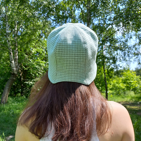 A bell hat made of linen fabric with a houndstooth print. Panama hat with a pied-de-poule print. Mint panama hat  tulip.