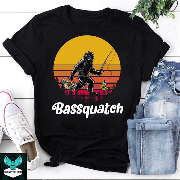 Bassquatch Funny Bigfoot Fishing Vintage T-Shirt, Fishing Sh - Inspire  Uplift
