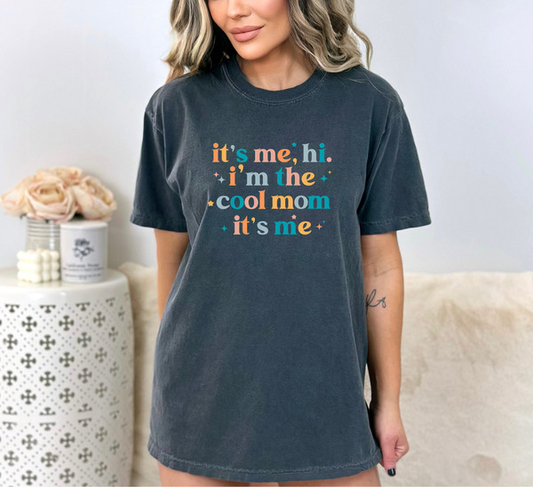 it's me hi i'm the cool mom it's me, mother's day gifts unisex T