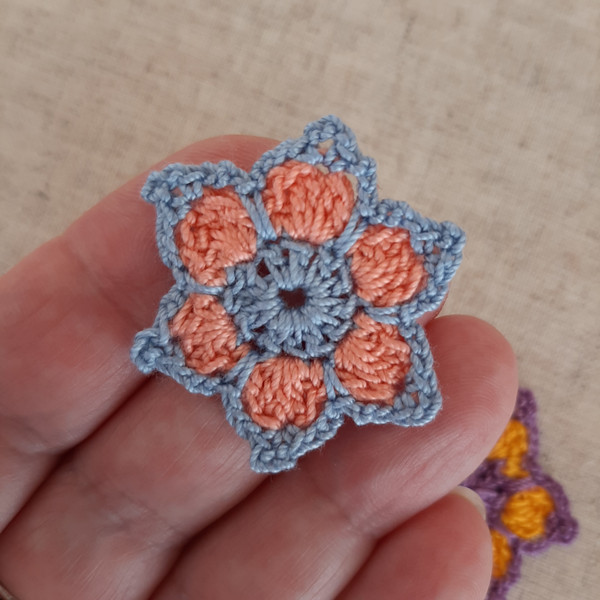 Crochet small flower pattern, Crochet daisy pattern, detailed pattern pdf, Floral applique DIY, tutorial beginners