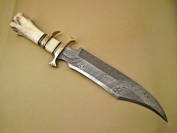 Beautifull Damascus Knife Knife.jpg