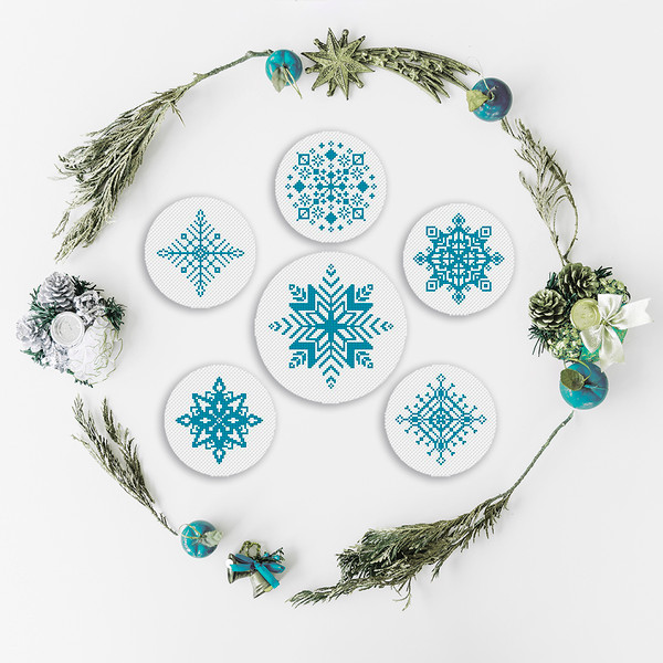 Snowflakes cross stitch pattern preview 2.jpg