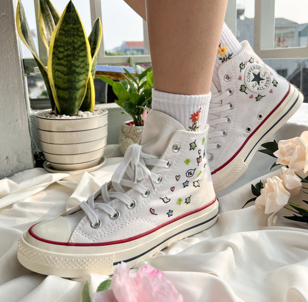 Converse High TopsEmbroidered ConverseConverse Custom LeavesConverse Embroidery Chuck Taylor 1970sEmbroidered Sneakers Leaves And Hearts - 4.jpg