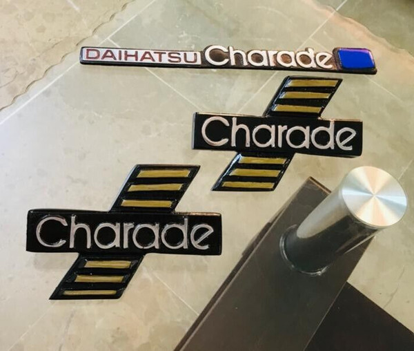 DAIHATSU CHARADE 2 PIECE GRILLE AND BACK EMBLEM