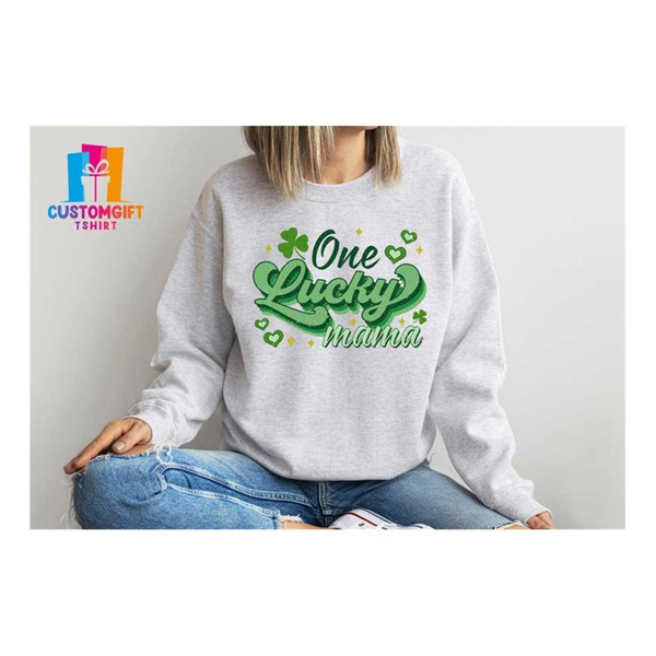 MR-189202315016-one-lucky-mama-sweatshirt-four-leaves-clover-heart-tee-image-1.jpg