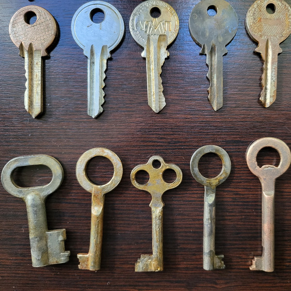 5 USSR keys to locks, chests, cabinets, padlocks of safes, doors.jpg