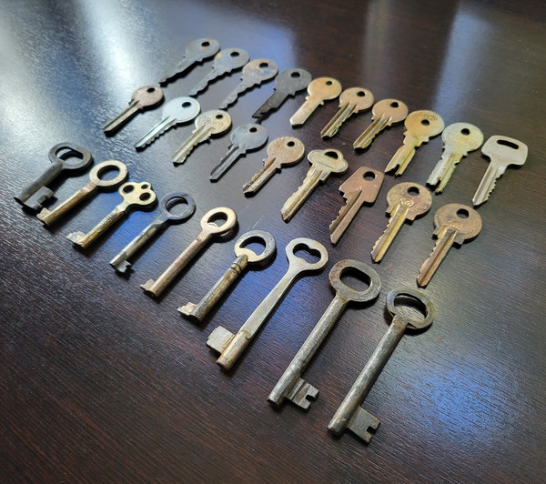 7 USSR keys to locks, chests, cabinets, padlocks of safes, doors.jpg