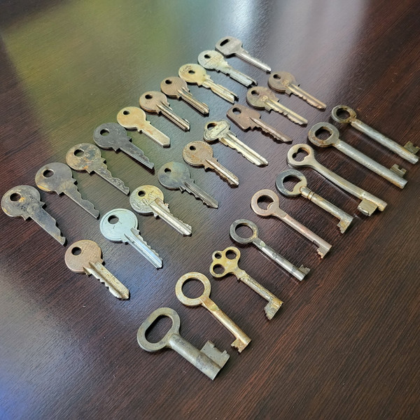 8 USSR keys to locks, chests, cabinets, padlocks of safes, doors.jpg