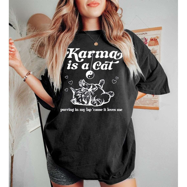Karma Is A Cat' Vintage Sweatshirt | Inspired by Taylor Swift's Music Black / S
