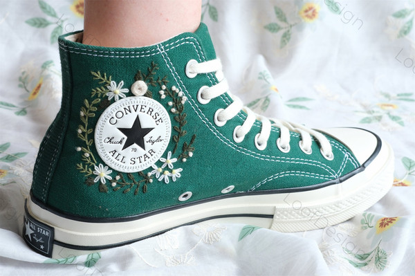 Custom Floral Embroidered Shoes, Handmade Embroidered Converse, Converse Custom, Converse Wreath Flower, Custom Flower Chuck Taylor 1970s - 6.jpg