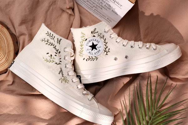 Custom Floral Embroidered Shoes, Handmade Embroidered Converse, Converse Custom, Converse Wreath Flower, Custom Flower Chuck Taylor 1970s - 6.jpg