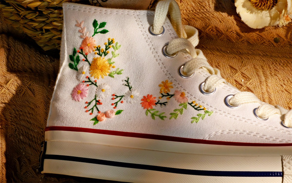 Custom Floral Embroidered Shoes, Handmade Embroidered Converse, Converse Custom, Converse Wreath Flower, Custom Flower Chuck Taylor 1970s - 8.jpg