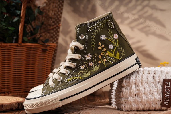 Custom Floral Embroidered Shoes, Handmade Embroidered Converse, Converse Custom, Converse Wreath Flower, Custom Flower Chuck Taylor 1970s - 7.jpg