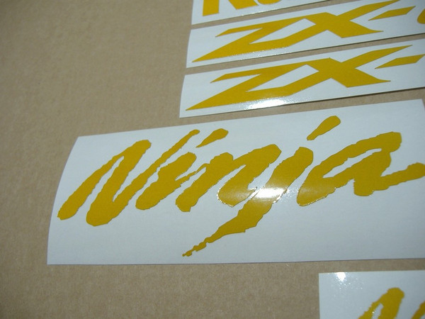 Kawasaki-ZX10R-Ninja-reflective-yellow-emblems.JPG
