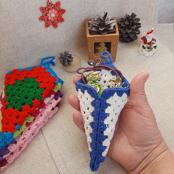 Christmas gift envelope crochet pattern for goodies, Home decoration, Gift wrapping DIY, Crochet granny square.