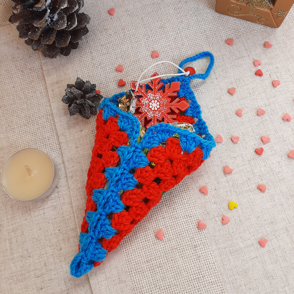 Christmas gift envelope crochet pattern for goodies, Home decoration, Gift wrapping DIY, Crochet granny square.