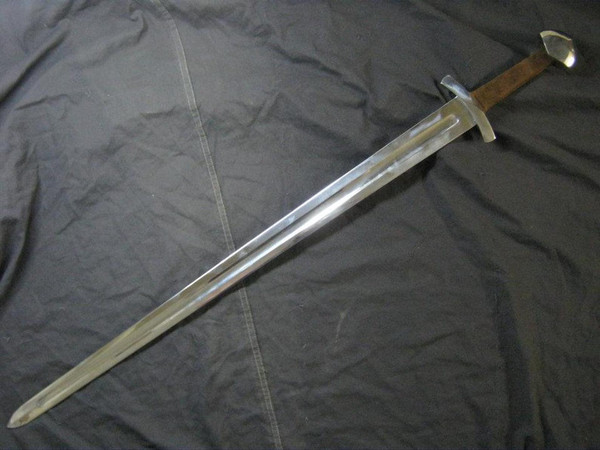 Unveiling_the_Legendary_Craftsmanship_of_Medieval_European_Swords (1).jpg