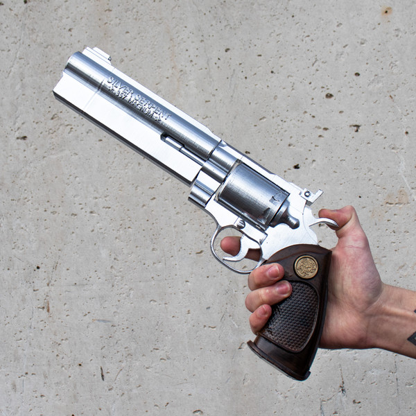 Resident Evil Barry's 44 Magnum Silver Serpent prop replica 3.jpg