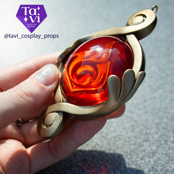Genshin_Impact_Fontaine_pyro_ousia_vision_Chevreuse_cosplay_accessories_photo_in_hand.png