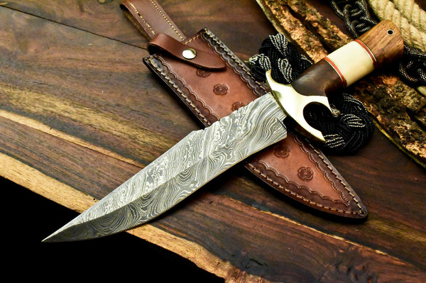 Beautifull Damascus Knife.jpg