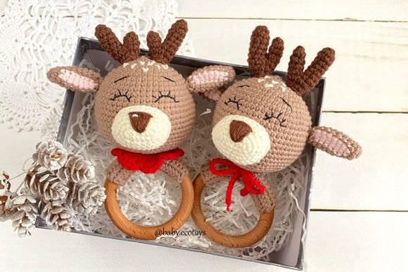 Baby-rattle-Reindeer-Crochet-pattern-Graphics-84950207-7-580x387.jpg