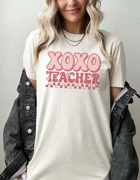 Retro Xoxo Cute Teacher Shirt, Teacher Valentine Shirt, Valentine Teacher Gift, Valentine Teacher, Valentine Shirt for Teacher, Gift for Her.jpg