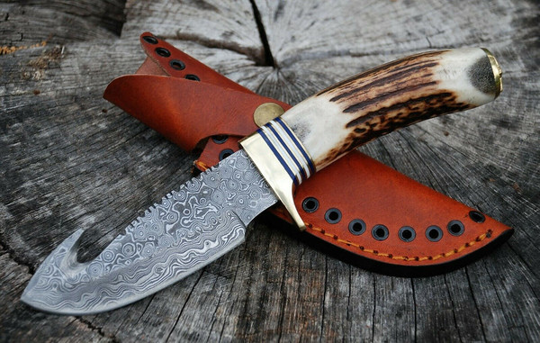 Damascus-Gut-Hook-Fixed-Blade-Knife-with-Stag_940x.jpg