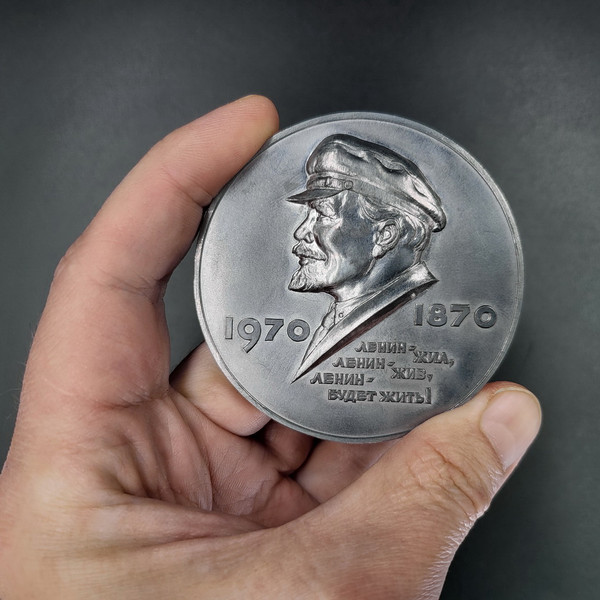 9 Commemorative table medal 100th anniversary of the birth of Vladimir Lenin 1870-1970.jpg