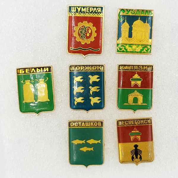 1 Vintage Lacquer pin badge set 7 pieces Coats of arms of cities of the USSR.jpg