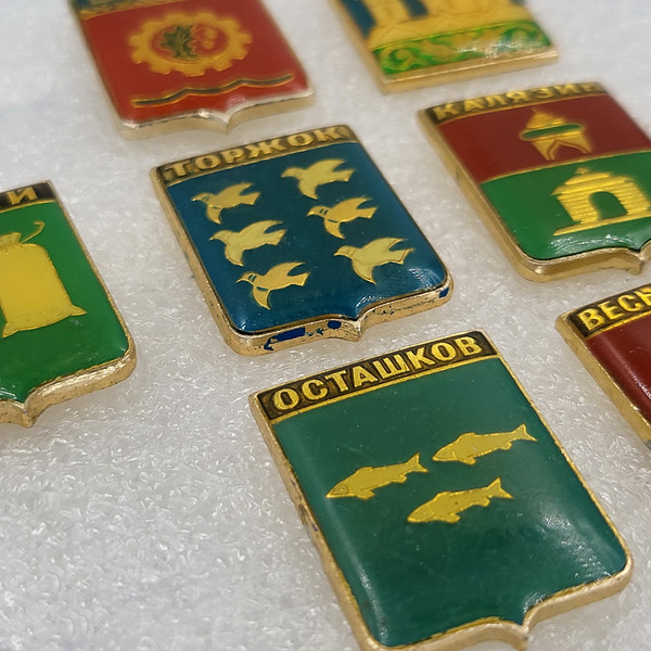 10 Vintage Lacquer pin badge set 7 pieces Coats of arms of cities of the USSR.jpg