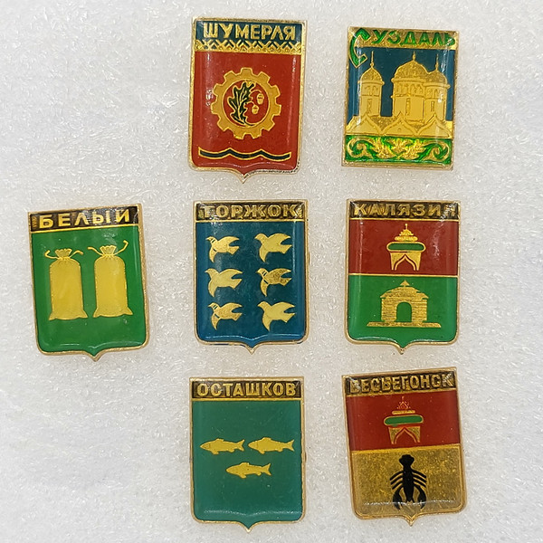 14 Vintage Lacquer pin badge set 7 pieces Coats of arms of cities of the USSR.jpg