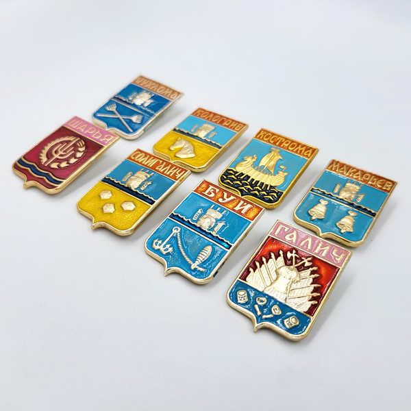 3 pin badge set Coats of arms of cities of the USSR Kostroma series.jpg