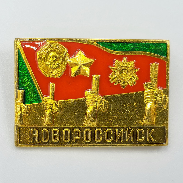 6 Vintage pin badge Hero Cities of the USSR.jpg