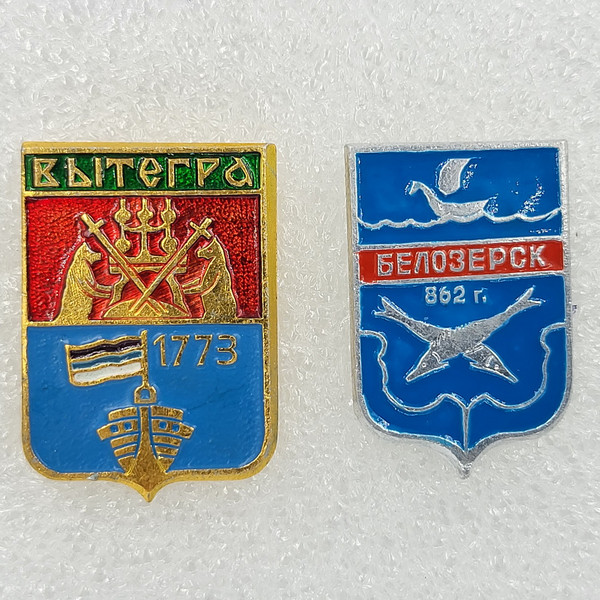 1 Vintage pin badge Coats of arms of cities of the USSR.jpg