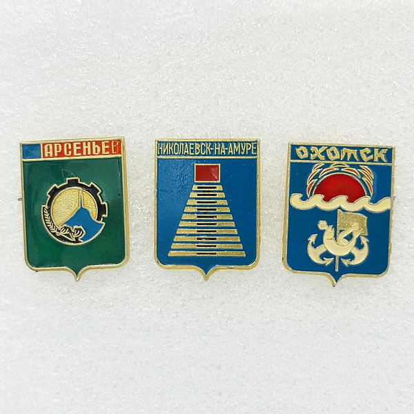 1 Vintage pin badge set Coats of arms of cities of the USSR Far Eastern series.jpg