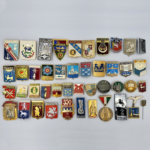 2 Vintage pin badge set Coats of arms of cities of the USSR.jpg