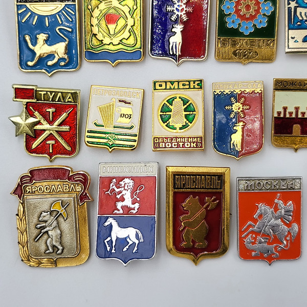 5 Vintage pin badge set Coats of arms of cities of the USSR.jpg