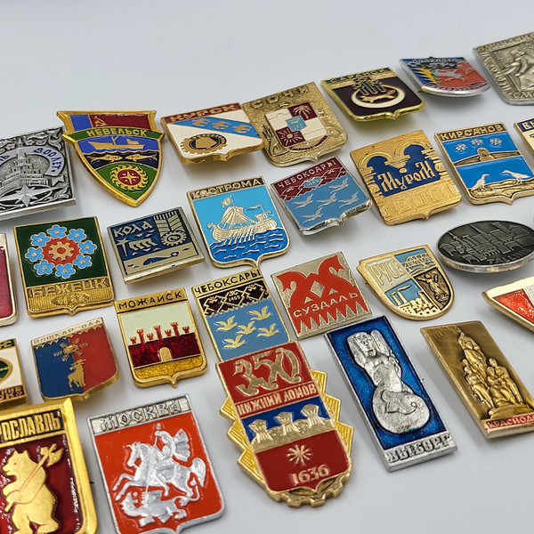 7 Vintage pin badge set Coats of arms of cities of the USSR.jpg